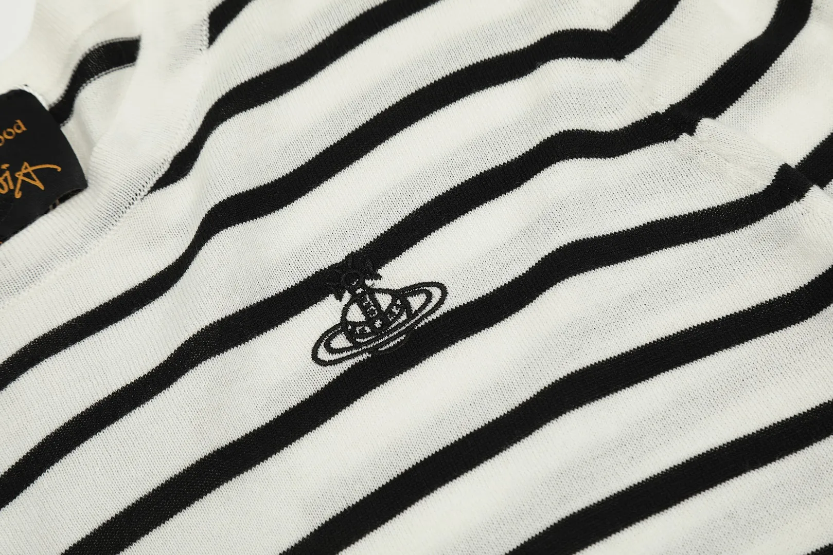 VIVI120S# vivienne west wood West Queen Vivienne Saturn new style thin sweater with striped cuff design Custom woven and dyed Welcome to compare the original version 16-needle German imported woven fabric Real silk-like texture 🧩 100% body wool blend 🧩 Correct Italian 🇮🇹100% wool washed wheat logo 🧩 Purchase the original version and open the real mold 🧩Original purchase records and comparison pictures can be provided. Place your order with confidence. 🧩No color difference in fixed and dyed colors. 🧩Instant sale of all Taobao 300+ versions. The quality of the purchasing agent is full of quality. It is definitely not a copywriter party. It is a real good product. The actual product far exceeds the budget. Size: S -M- L Color: White Black